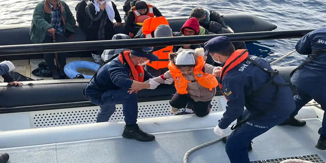 Li Îzmîr û Muxlayê 92 koçberên ku di behrê de mahsûr mabûn hatin xelaskirin