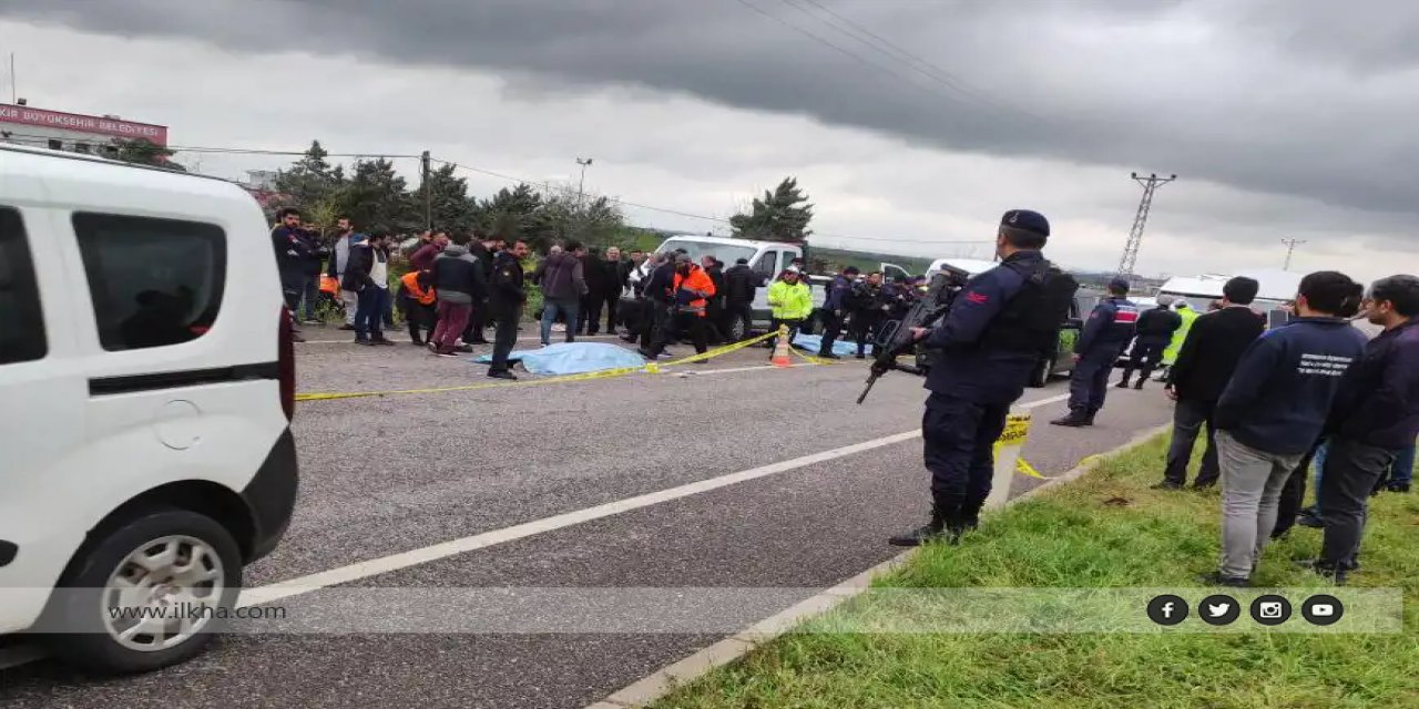 Diyarbakır'da yolda çalışma yapan işçilere araç çarptı: 3 ölü 1 yaralı