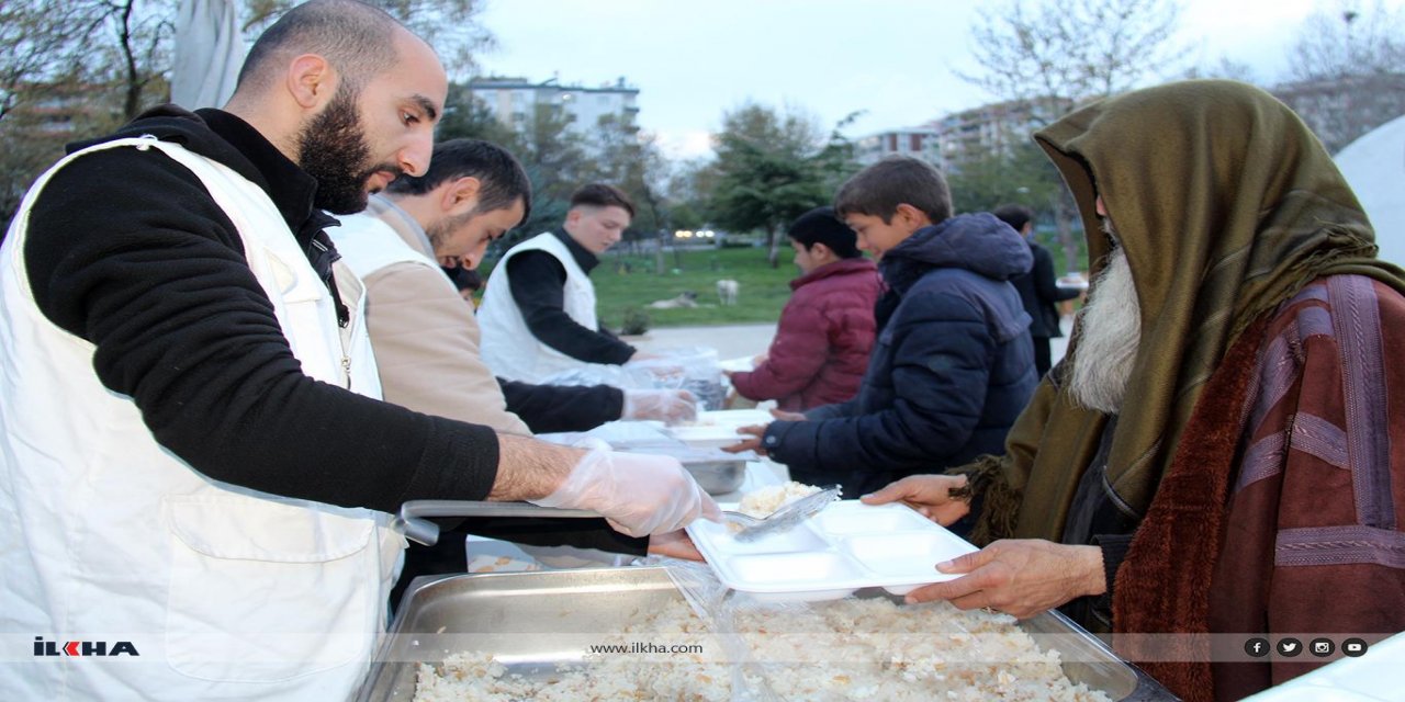 Umut Kervanı iftar çadırı Diyarbakır'da hizmet vermeye devam ediyor