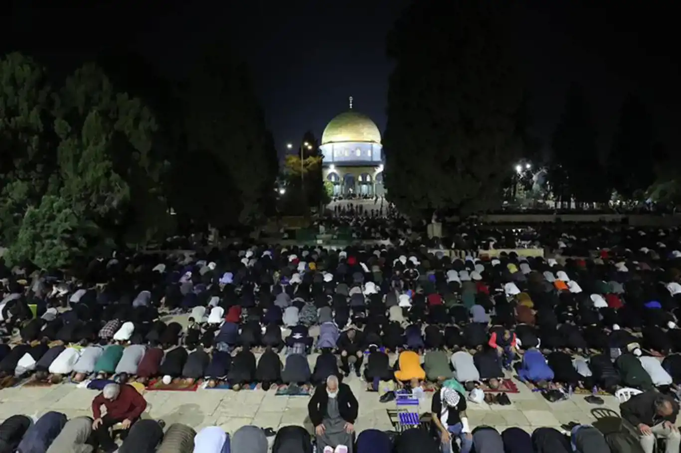 Bi hezaran Filistînî nimêja eşa û terawîhê li Mescîda Eqsa'yê kirin