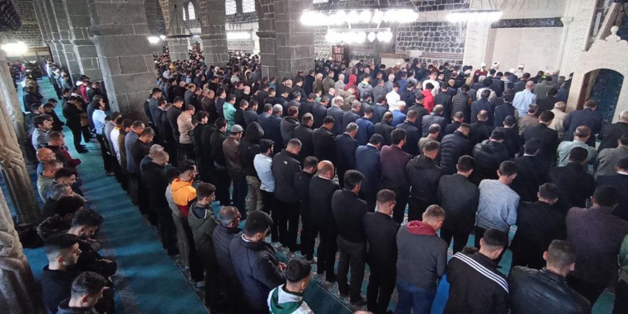 Diyarbakırlılar bayram namazında 5'inci Harem-i Şerife akın etti