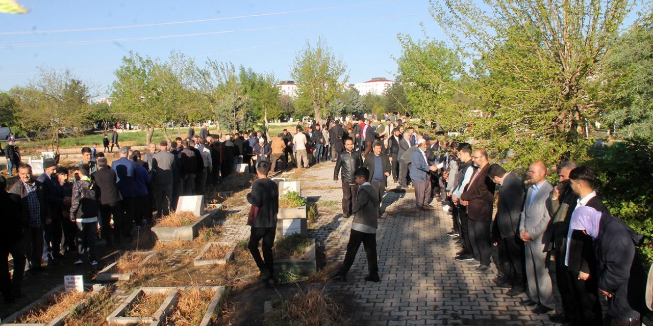 Yasin Börü ve arkadaşları mezarları başında yad edildi
