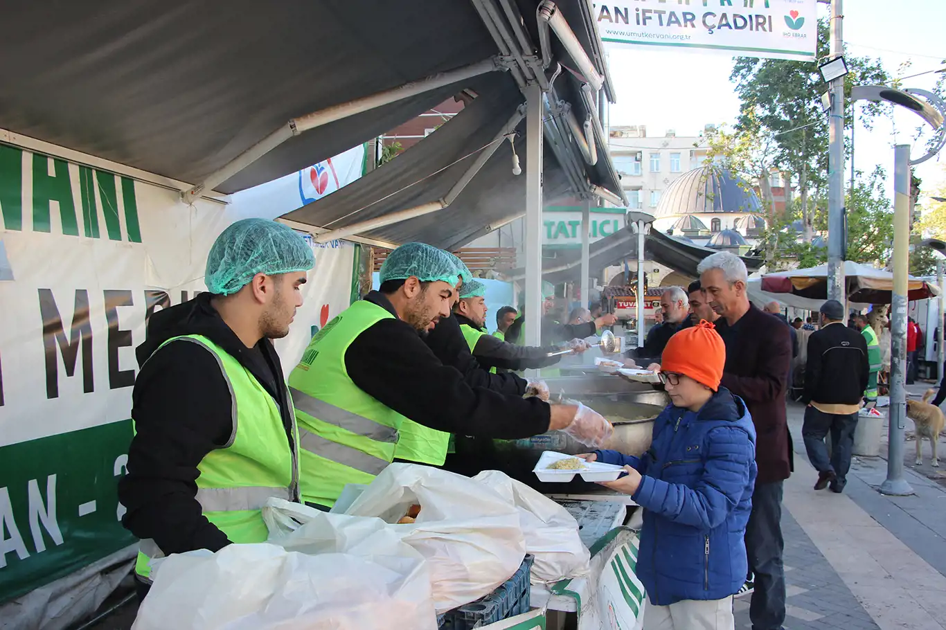 Umut Kervanı'ndan Adıyaman'daki depremzedelere geleneksel bayram yemeği