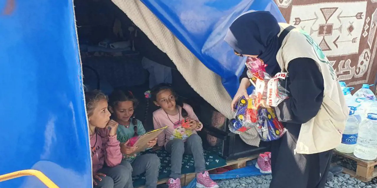 Umut Kervanı gönüllüleri depremzedelere psikolojik destek olmaya devam ediyor