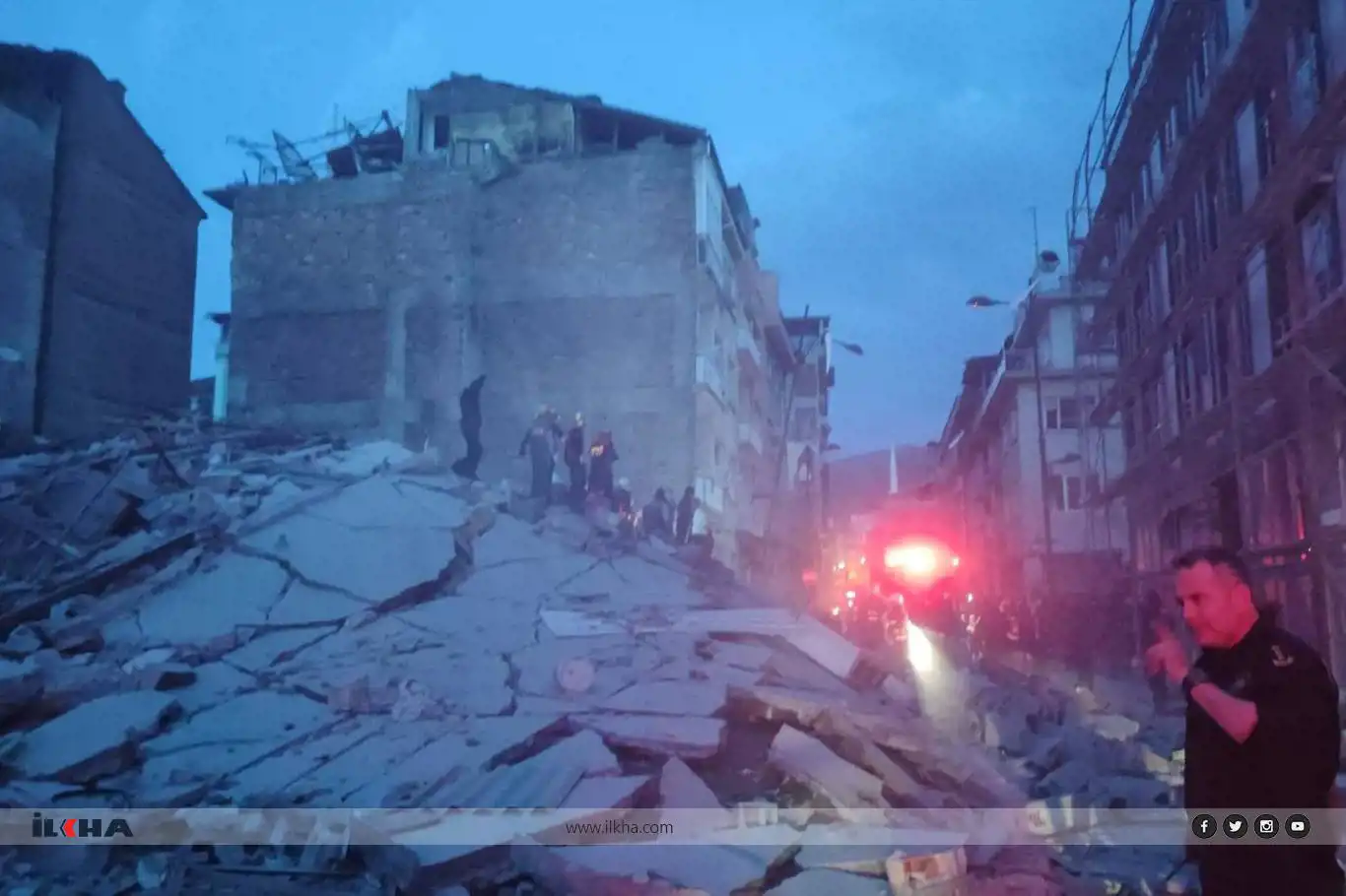 Li Malatyayê avahîyeke 4 qetî ya ku ji erdhejê zirar dîtibû hilweşîya