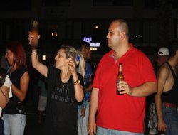 Alkol alıp yolu kapattılar