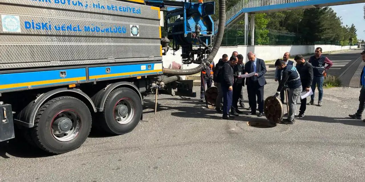 Diyarbakır'da atıklar nedeniyle tıkanan kanalları DİSKİ aktif hale getiriyor