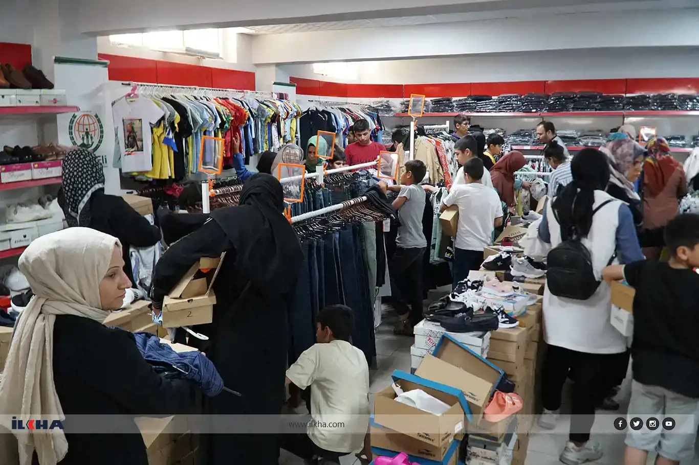 Awrupa Yetîm Elî berîya îdê ji êtîman re cil û bergan belav kir