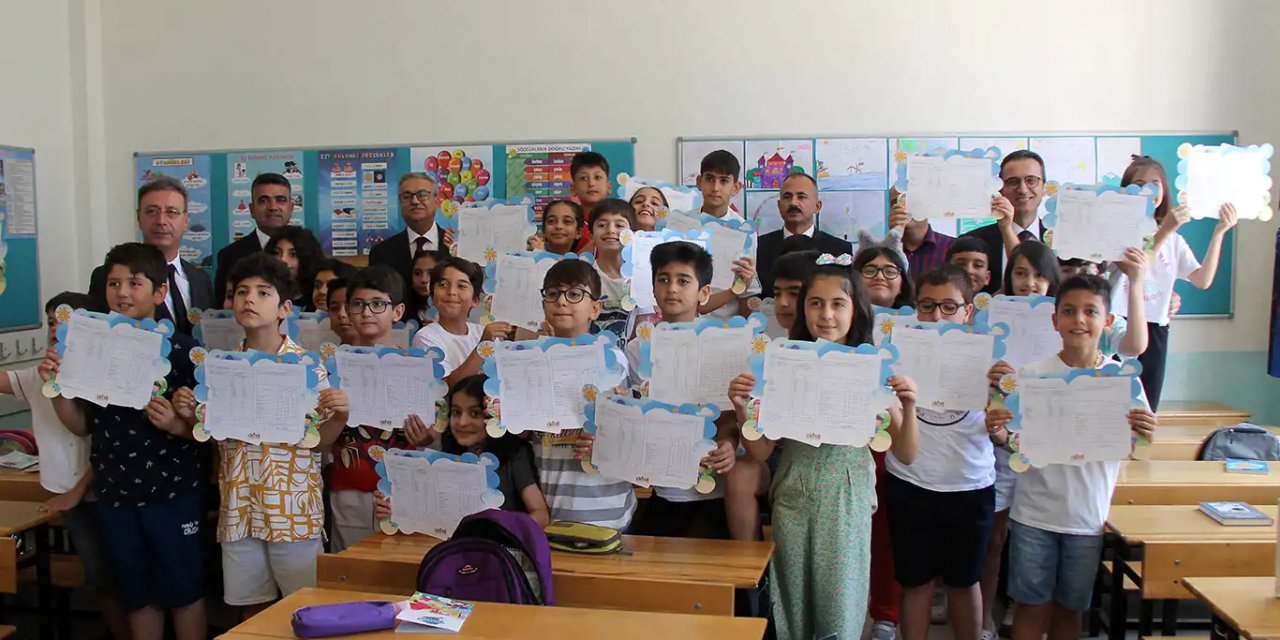 Diyarbakır Valisi Su, karne dağıtım törenine katıldı