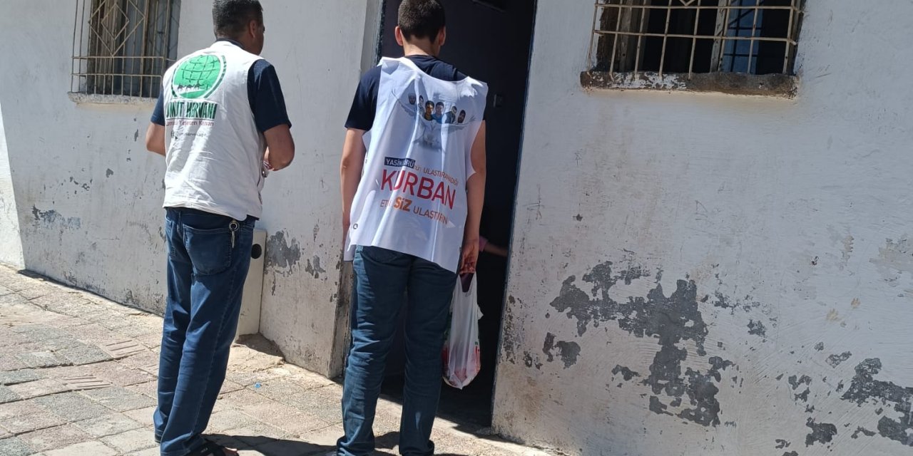 Çınar Umut Kervanı 300 aileye kurban eti dağıttı