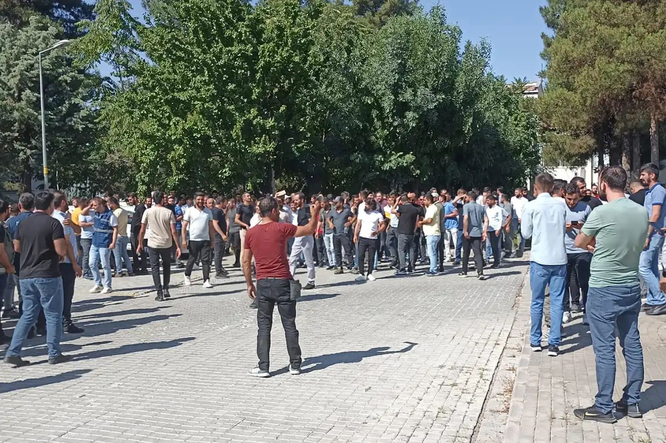 Dicle Elektrik'in 8 bin işçisinden 6 bini greve gitti