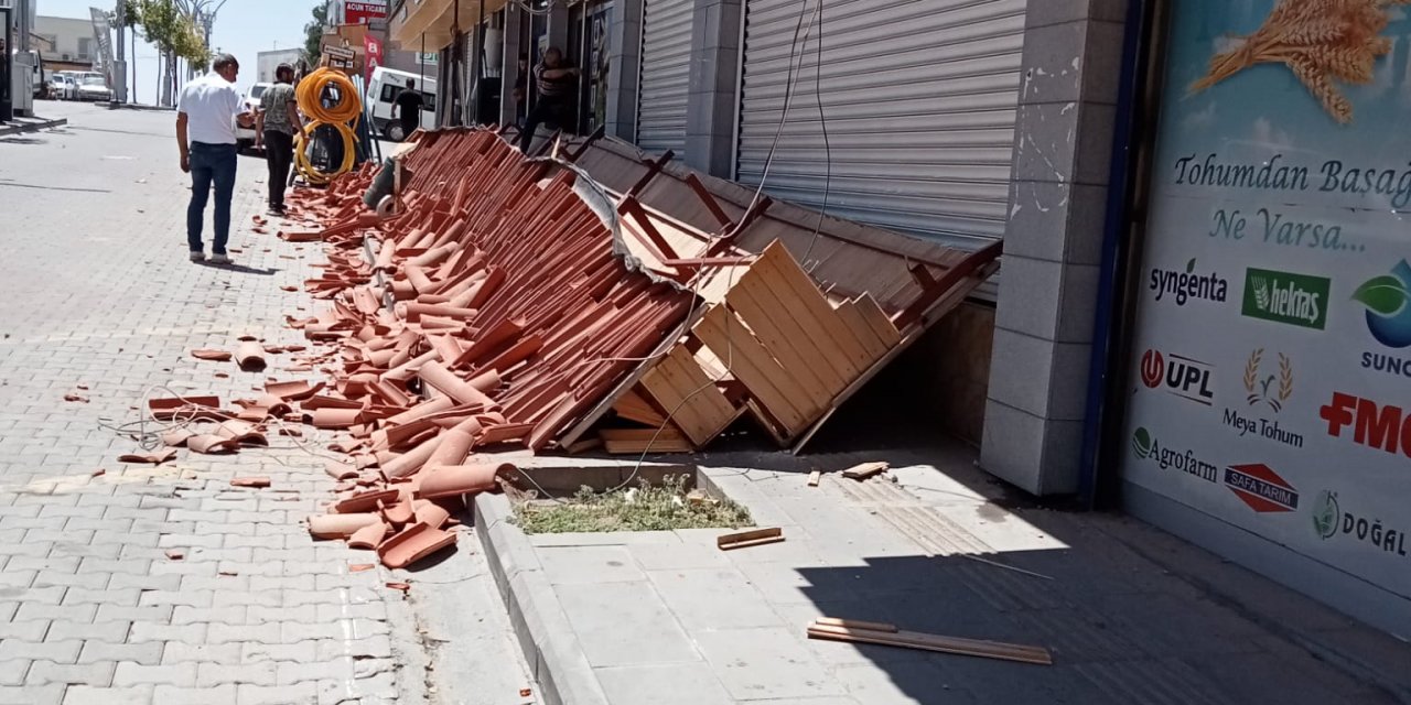 Çınar'da belediyenin çarşı yenileme kapsamında yaptırdığı çatı çöktü