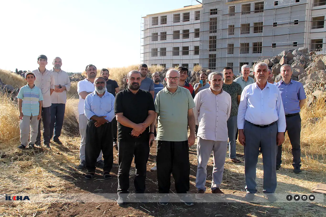 Diyarbakır'da ezan sesine mahrum kalan mahalleli temeli kazılmış caminin tamamlanmasını istiyor