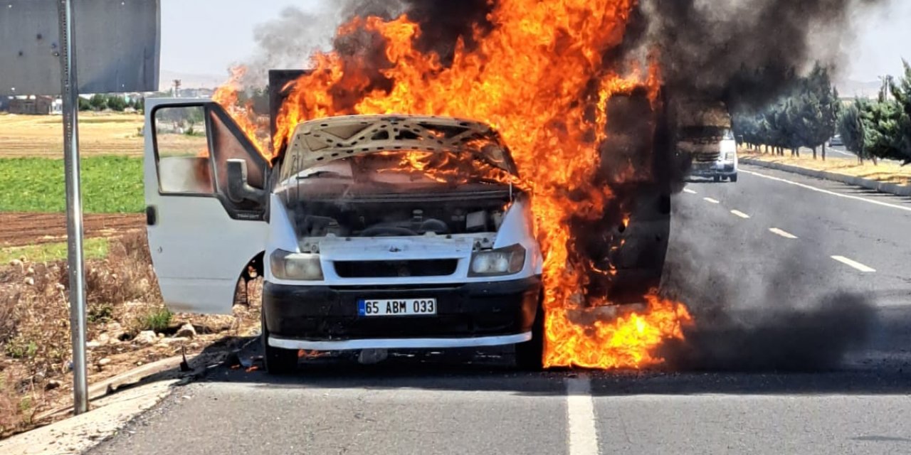 Çınar'da alev alan kamyonet yanarak küle döndü