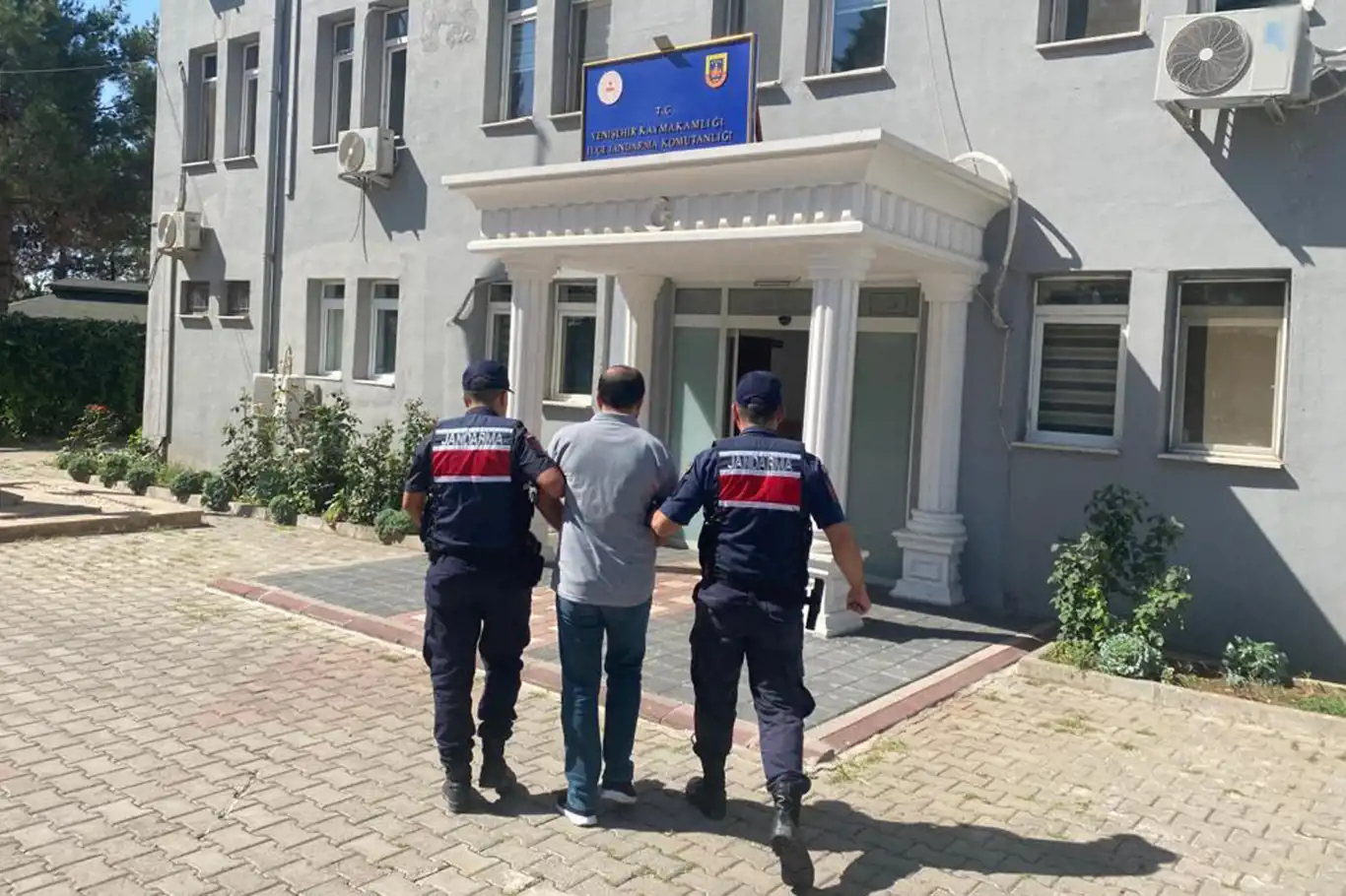 Diyarbakır'da uyuşturucu ve silahlı yağma suçlarından aranan 2 firari yakalandı