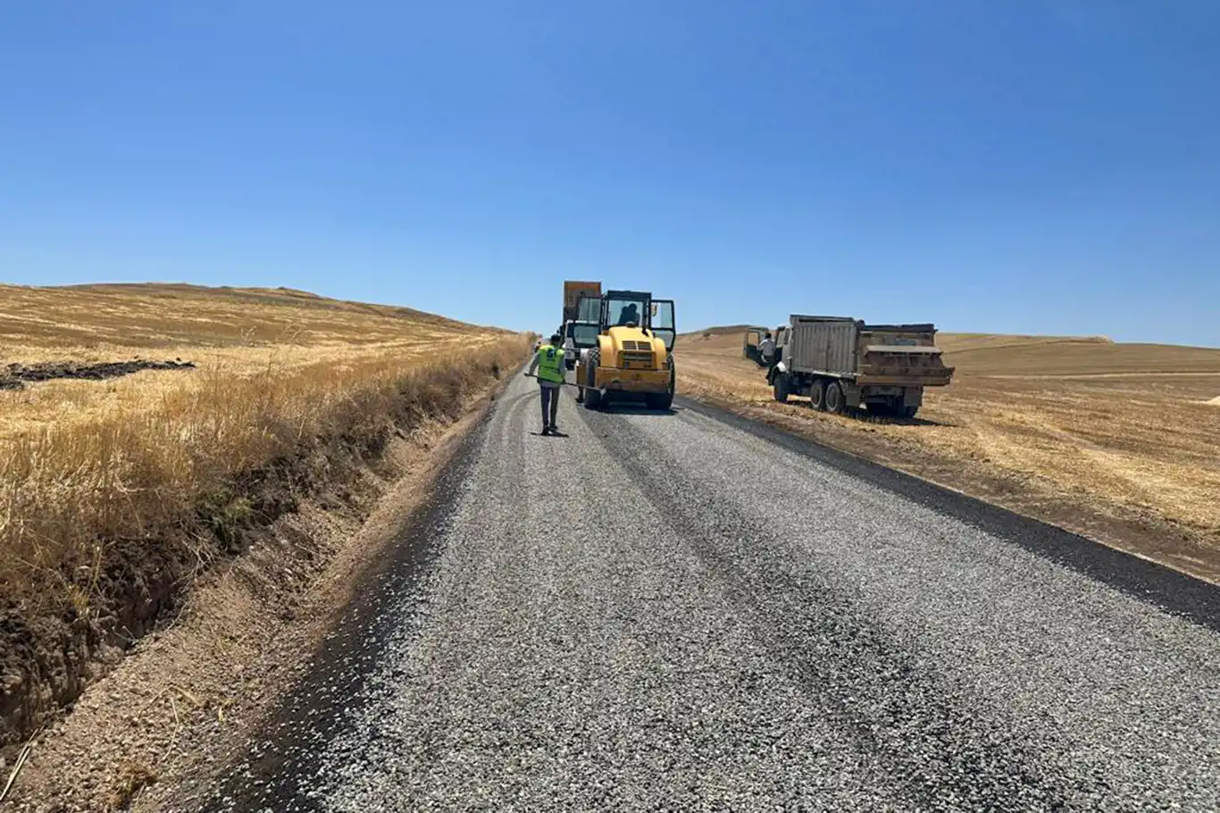 Diyarbakır'da kırsal mahalle yollarında çalışmalar sürüyor