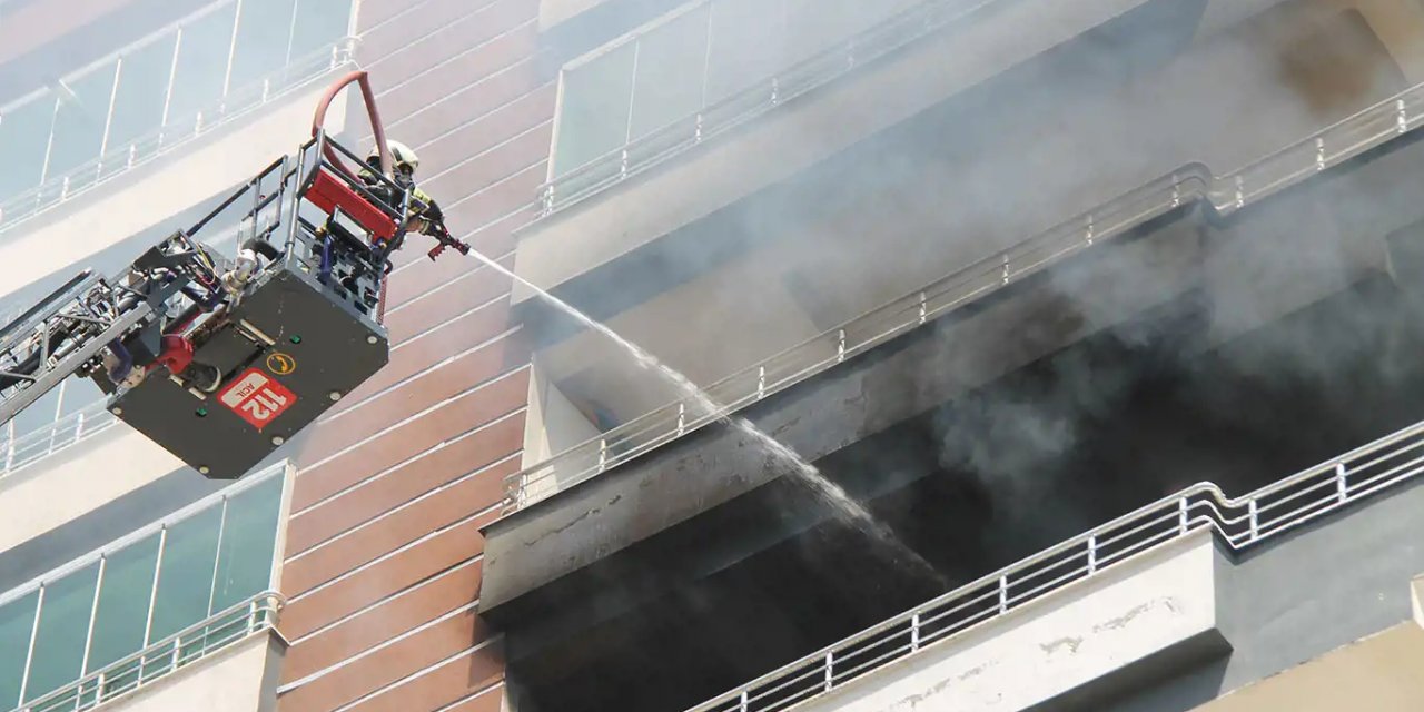Diyarbakır Barış Mahallesi 1006 nolu sokakta 13 katlı bir binada yangın
