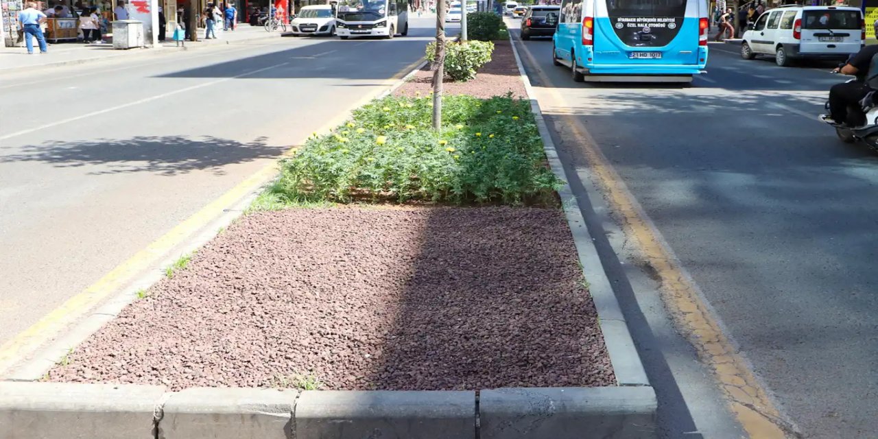 Diyarbakır Büyükşehir Belediyesi su tasarrufu sağlayan kuru peyzaj çalışmasına başladı