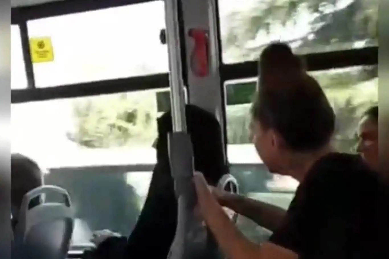 Tesettüre dil uzatan kadın gözaltına alındı