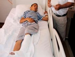 Göstericiler küçük çocuğu köprüden attı