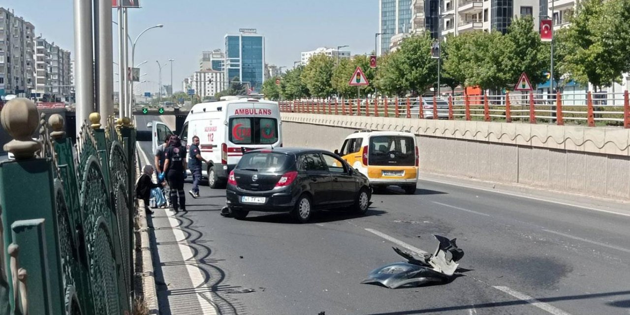 Diyarbakır'da bariyerlere çarpan otomobil büyük hasar aldı