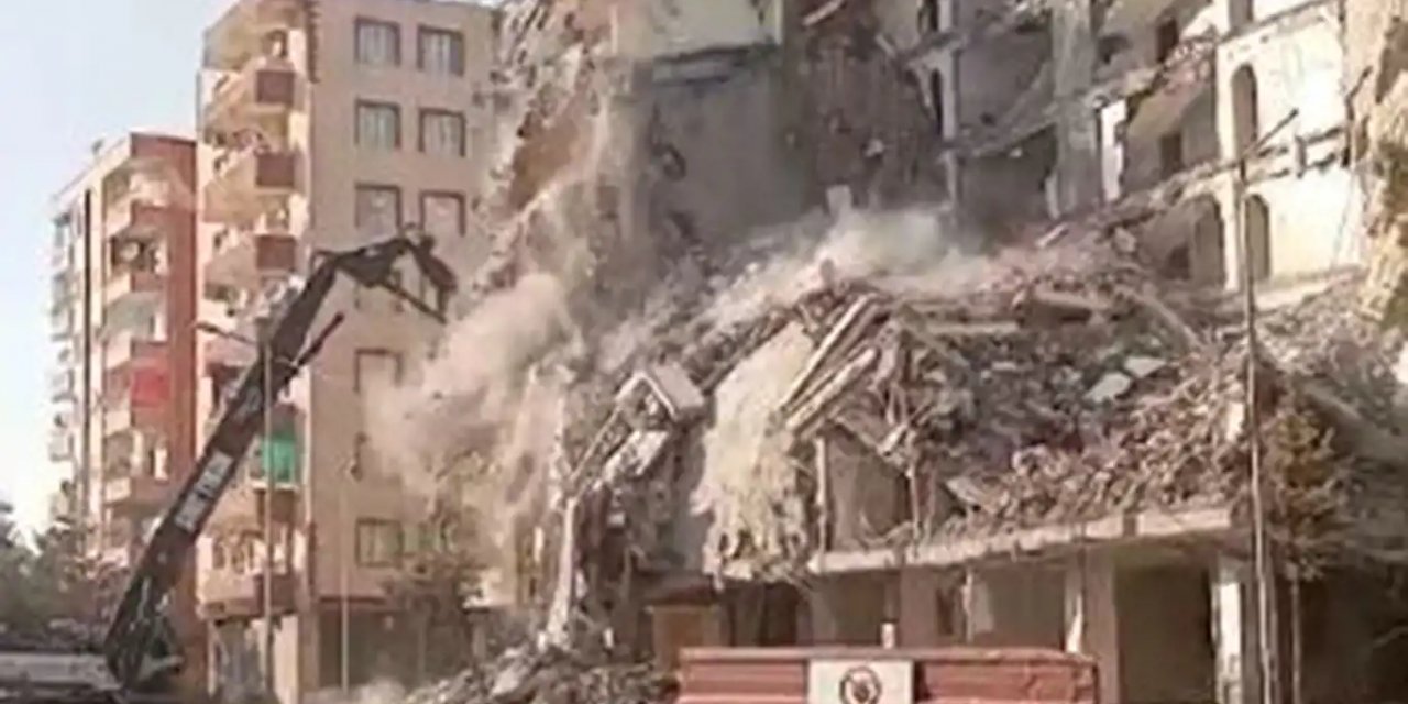 Huzurevleri Mahallesi'ndeki ağır hasarlı binanın kontrollü yıkımı esnasında çökme