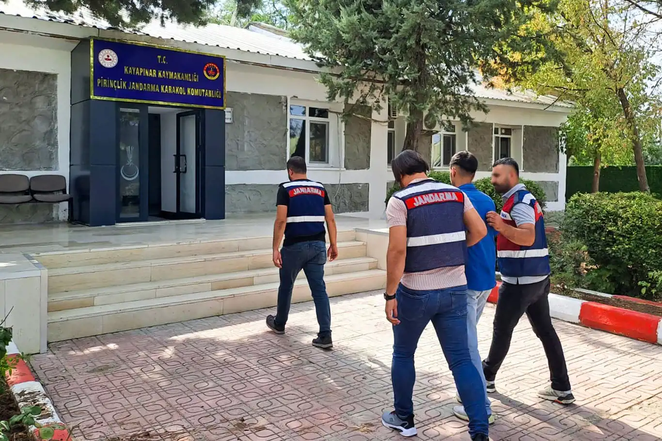 Çeşitli suçlardan kesinleşmiş hapis cezaları olan 4 firari yakalandı