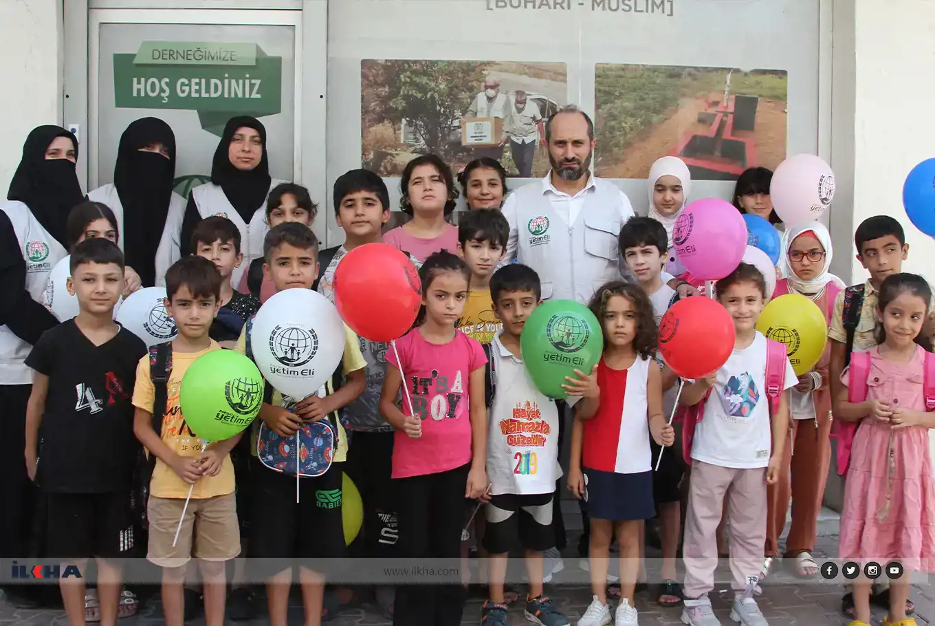 Ewrupa Yetîm Elî li Edeneyê ji zarokên erdhejzedeyan re alîkarîya qirtasîyeyê kir
