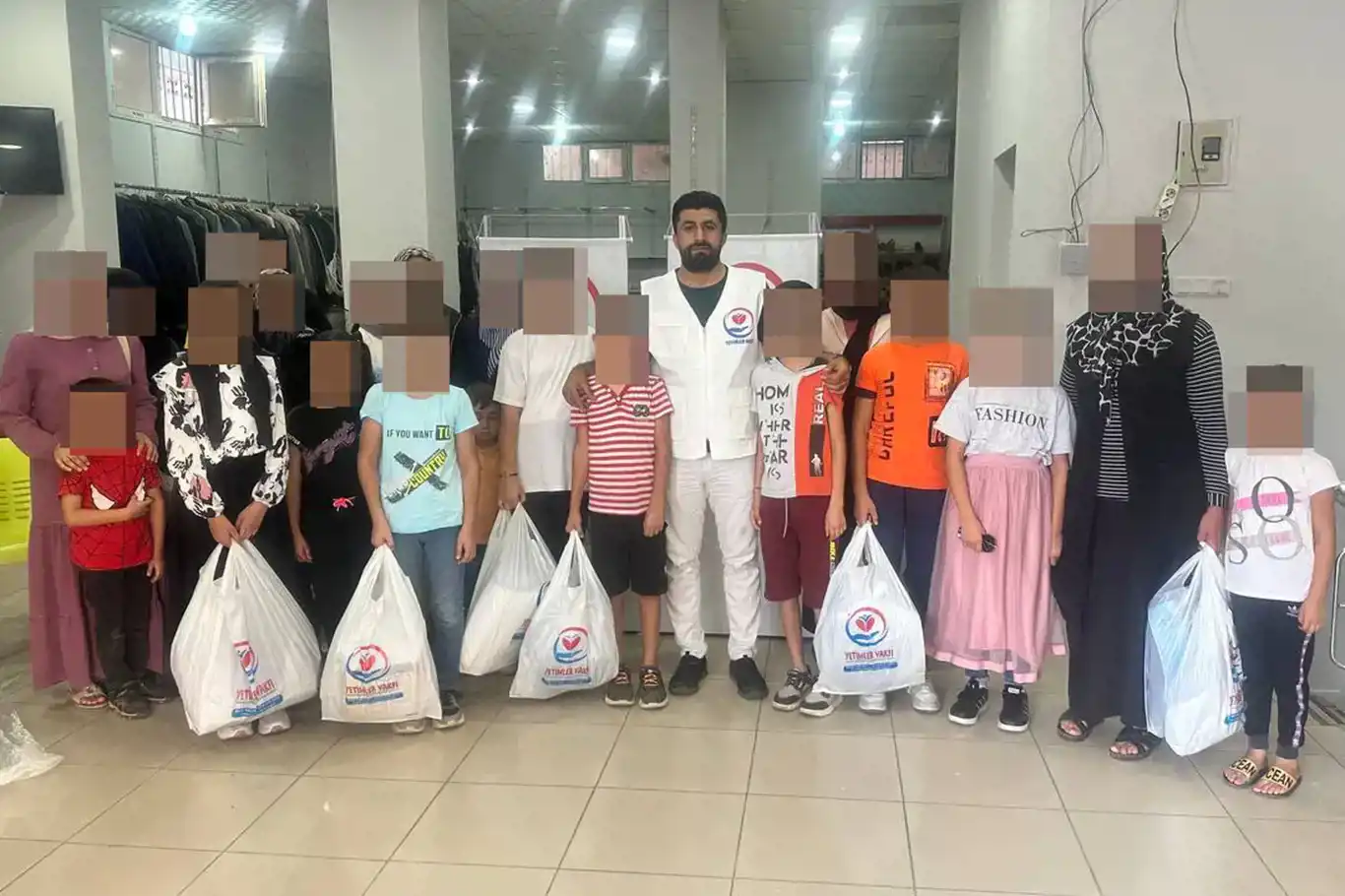 Weqfa Êtîman li Êlihê ji xwendekarên êtîm re alîkarîya qirtasîyeyê kir