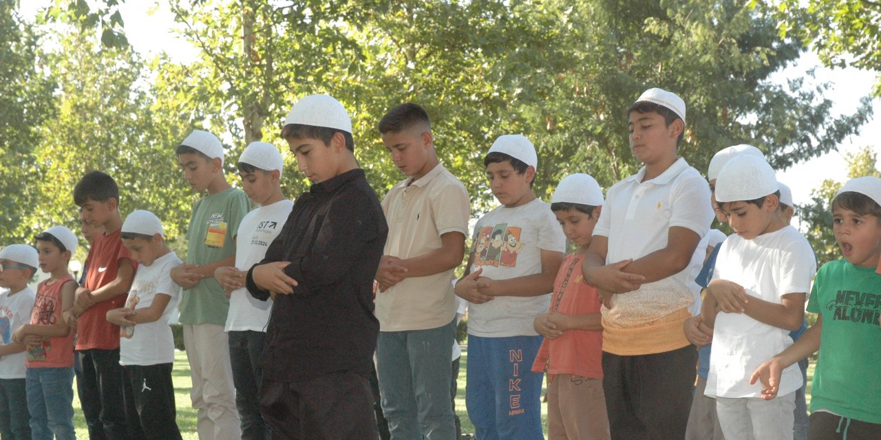 Çınarlı minik yüreklerin namazı öğrenme sevinci