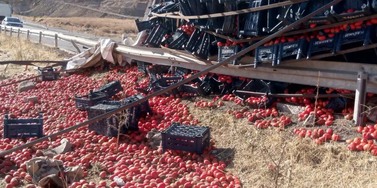 Diyarbakır'da domates yüklü kamyon devrildi, tonlarca ürün yerlere döküldü