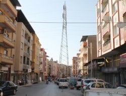 "Yol ortasındaki elektrik direğini kaldırın"