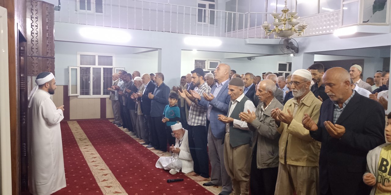 Çınarlılar Filistinli Müslümanlara dua, siyonist teröristlere beddua etti