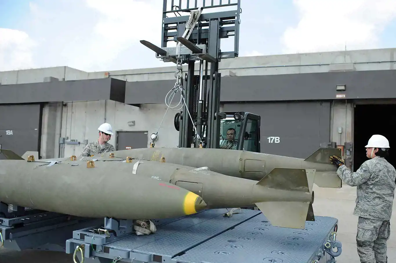 Li pişt qetlîama nexweşxaneya Xezzeyê bombeya Emerîqayê hat dîtin