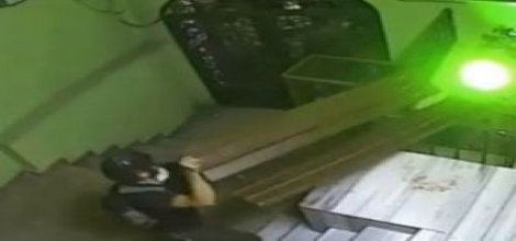 Eylemciler camiyi yağmaladı