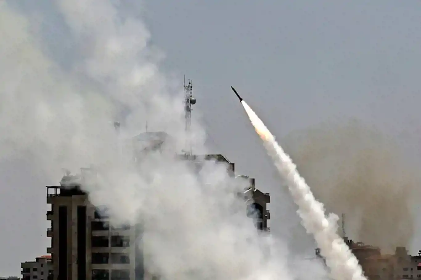 HAMASê Tel Avîvê bi fuzeyan xemiland