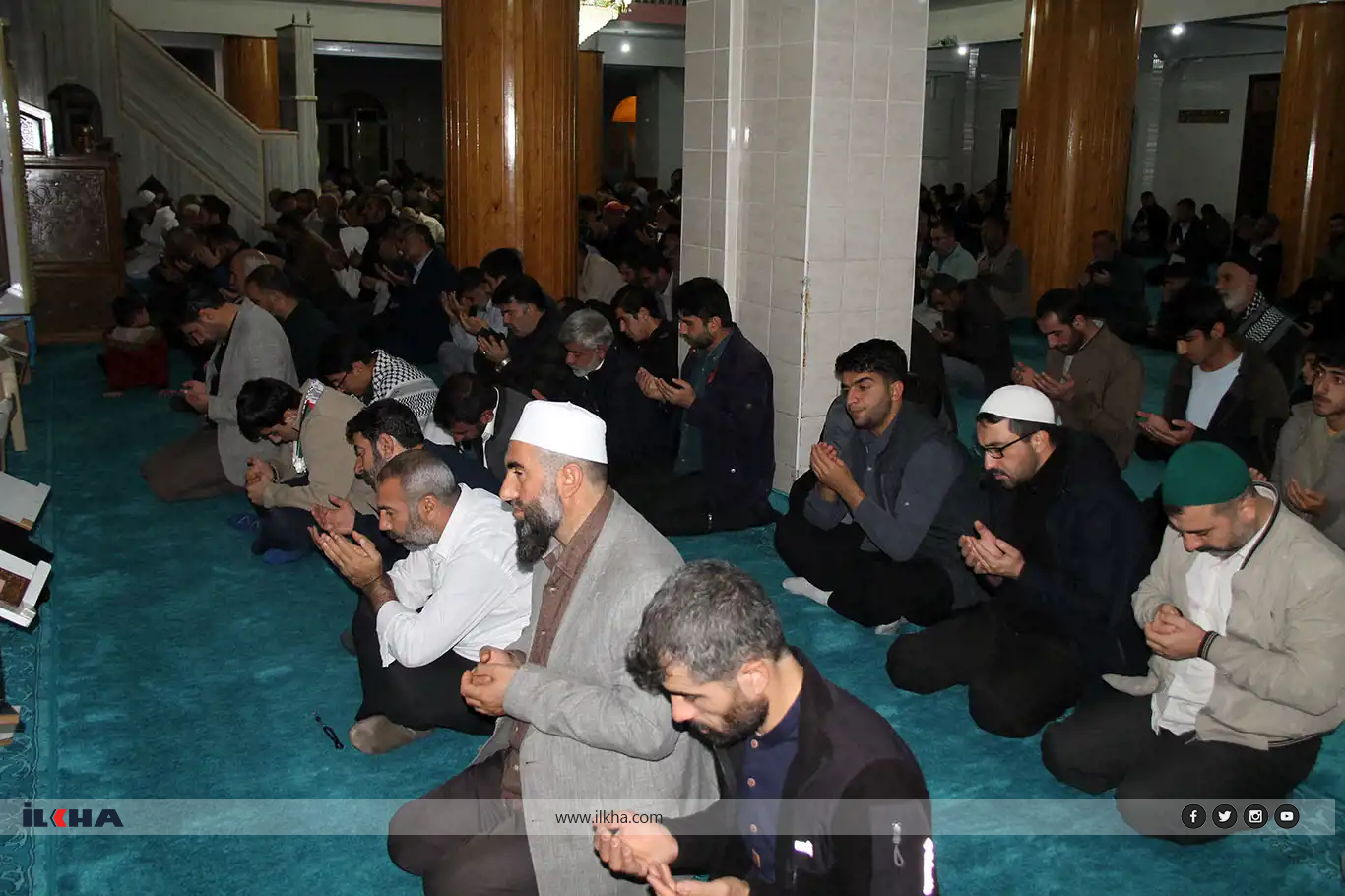 Sabah namazında bir araya gelen Kudüs sevdalıları Filistin için dua etti