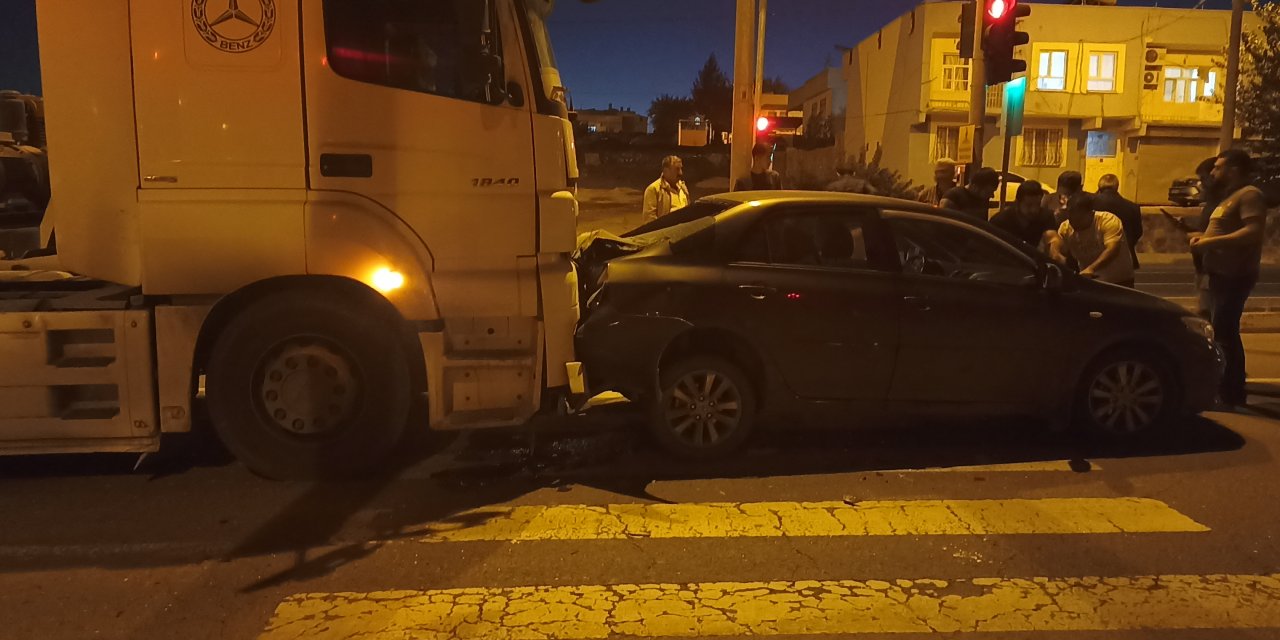 Çınar'da kamyon ile otomobil çarpıştı