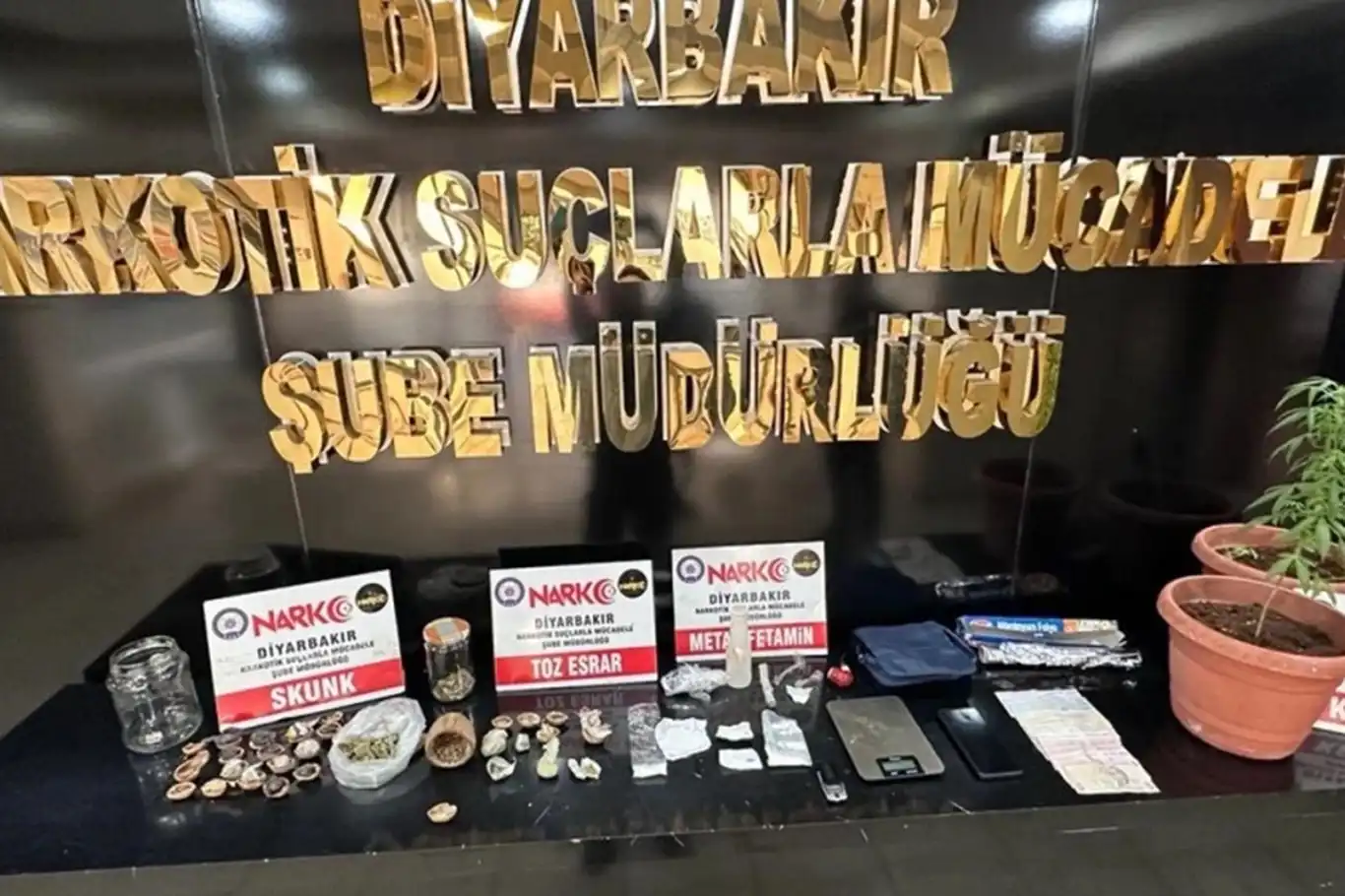 Diyarbakır'da uyuşturucu operasyonu: 8 tutuklama