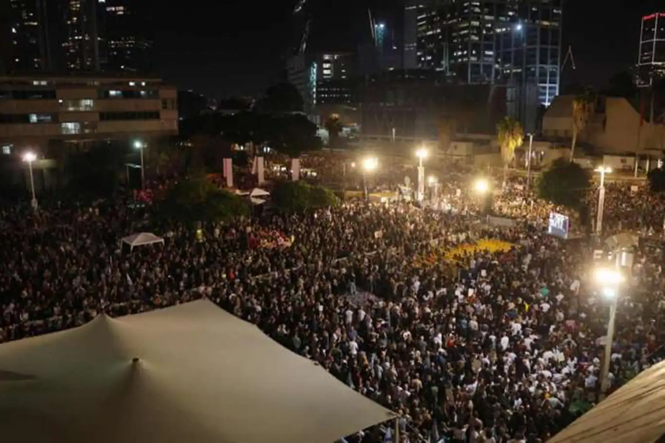 Bi hezaran siyonîst daxwaza îstîfakirina Netanyahu û vegerandina girtiyan kirin