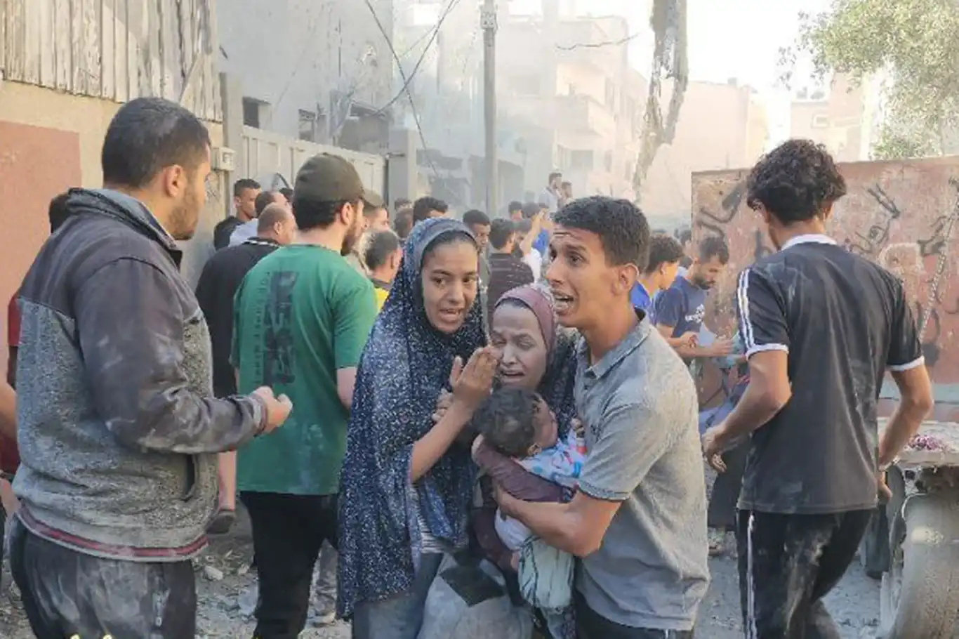 Rejîma sîyonîst camîyê hedef girt: 50 şehîd