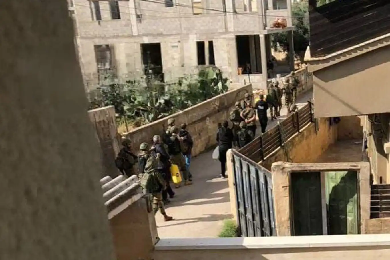 Siyonist işgal rejimi çok sayıda Filistinliyi rehin aldı