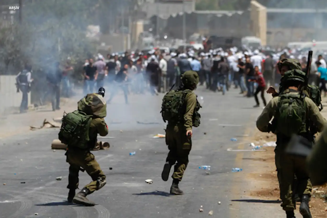 Siyonist işgalciler serbest bırakılacak esirleri bekleyen Filistinlilere saldırdı