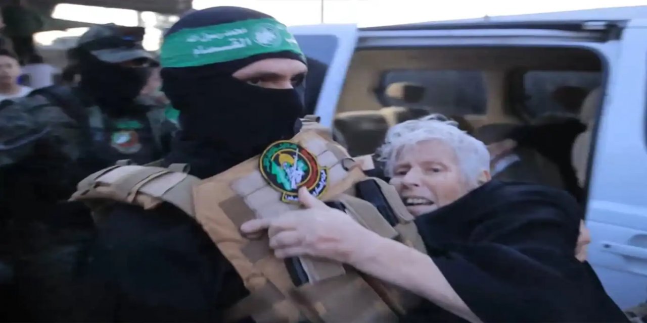 Dîmenên ku HAMASê êsîran teslîm dike hatin weşandin