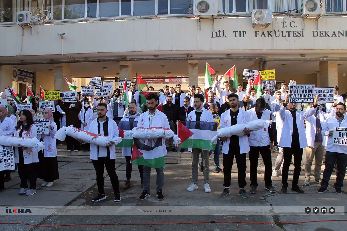 Dicle Üniversitesi sağlıkçıları kanlı önlüklerle katliamları protesto etti