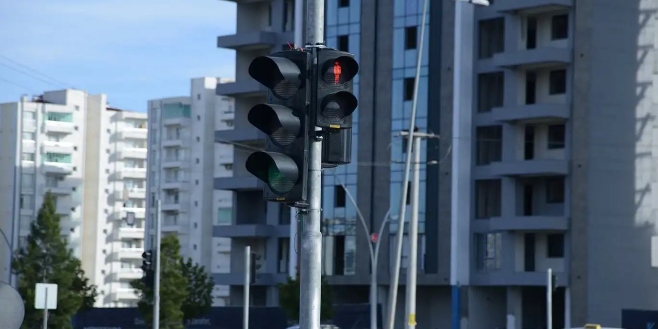 Diyarbakır'da yol ve yaya güvenliği için sinyalizasyon sistemleri artırılıyor