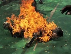 Ürdün'de bir genç kendini yaktı