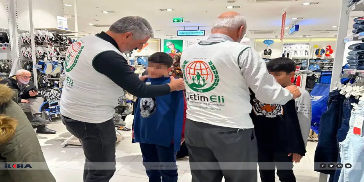 Ewrupa Yetîm Elî, ji zarokên erdhejzedeyan re cil û bergan belav kir