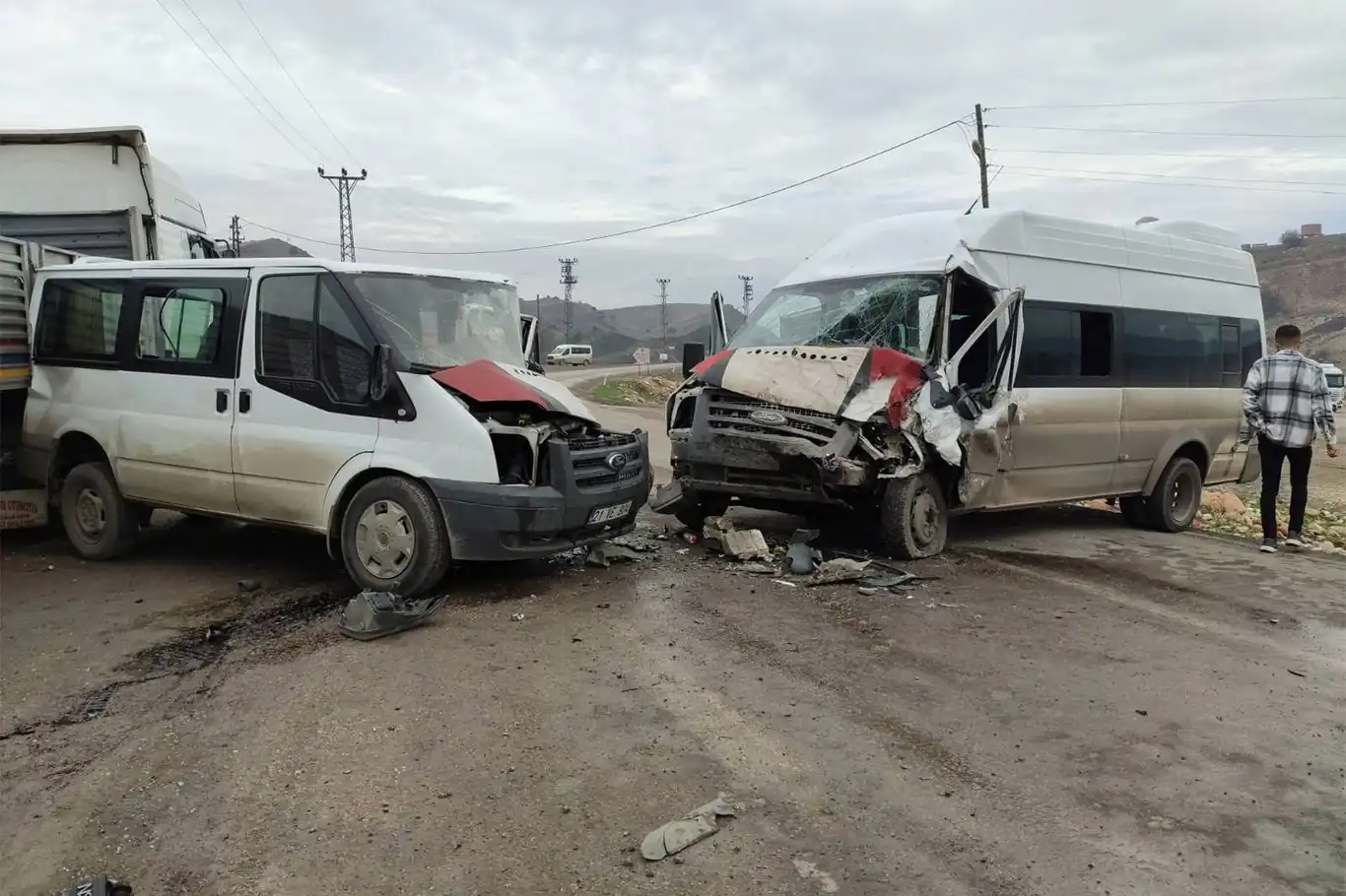 Li Şirnexê du mînîbûs li hev qelibîn: 18 birîndar