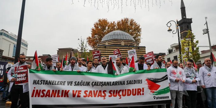 Diyarbakır'da sağlıkçılar Gazze'deki hekimler için kanlı önlükleriyle yürüdü